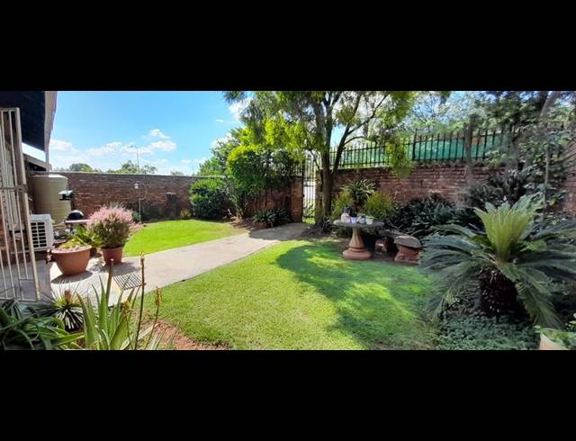 3 BEDROOM TOWNHOUSE FOR SALE IN CLUBVIEW